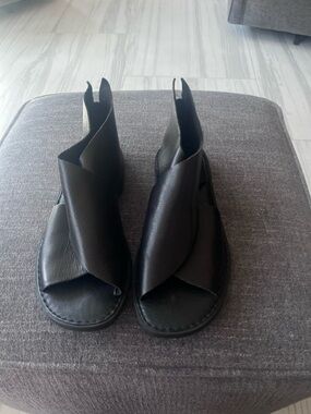 Born Black Leather Gladiator Open-Toe Zip Back Sandals